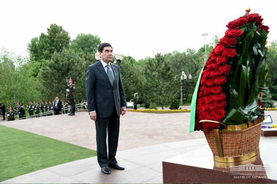 President of Turkmenistan laid flowers at the monument to Islam Karimov