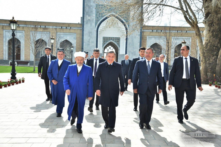 Shavkat Mirziyoyev visits Imam Bukhari mausoleum