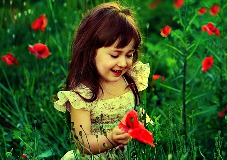 sweet_little_girl_in_garden-other.jpg