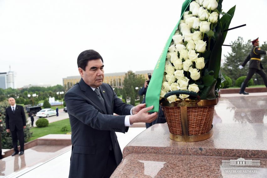 Gurbanguly Berdimuhamedov laid flowers at the Monument of Independence and Humanism