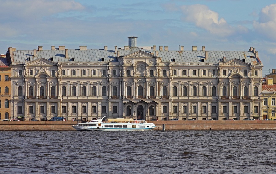 1200px-Spb_06-2012_Palace_Embankment_various_06.jpg