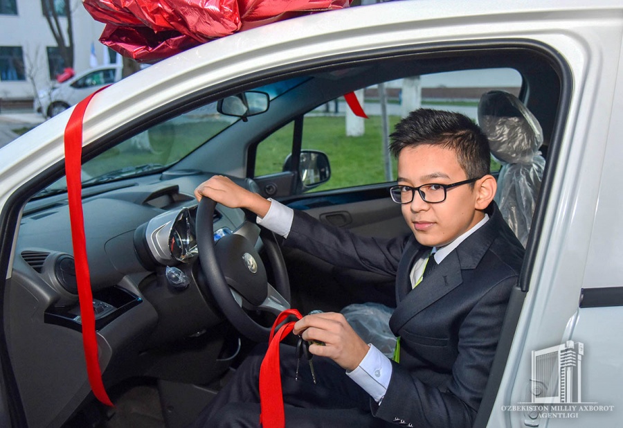 World Chess Olympiad winners are presented with cars