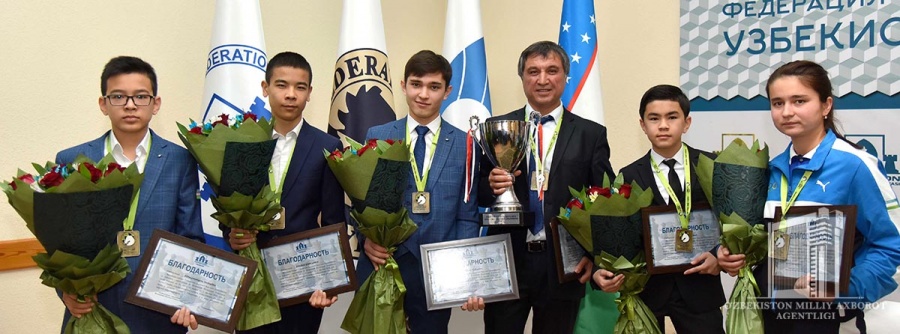 Uzbekistan awards its World Chess Olympiad winners