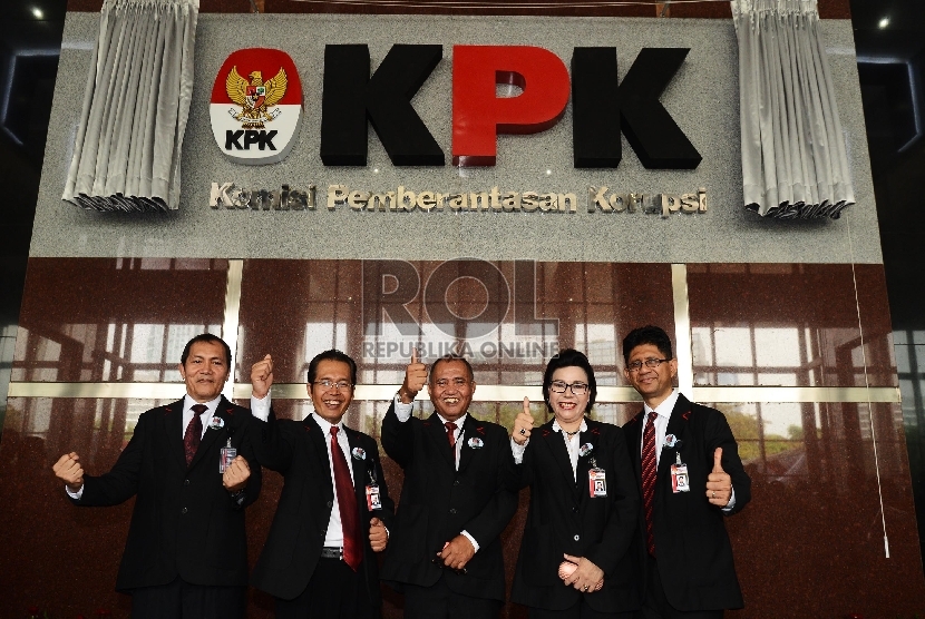 pimpanan-baru-kpk-berfoto-bersama-setelah-peresmian-gedung-baru-_151229130319-471.jpg