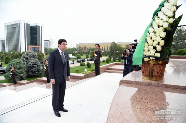 gurbanguli_berdimu_amedov_musta_illik_va_ezgulik_monumentiga_23_04_2018.jpg gurbanguli_berdimu_amedov_musta_illik_va_ezgulik_monumentiga_23_04_2018.jpg