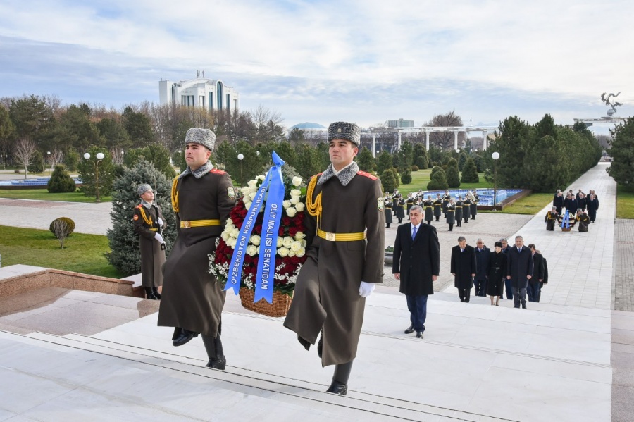 Deputies and Senators laid flowers at the Monument of Independence and Humanism