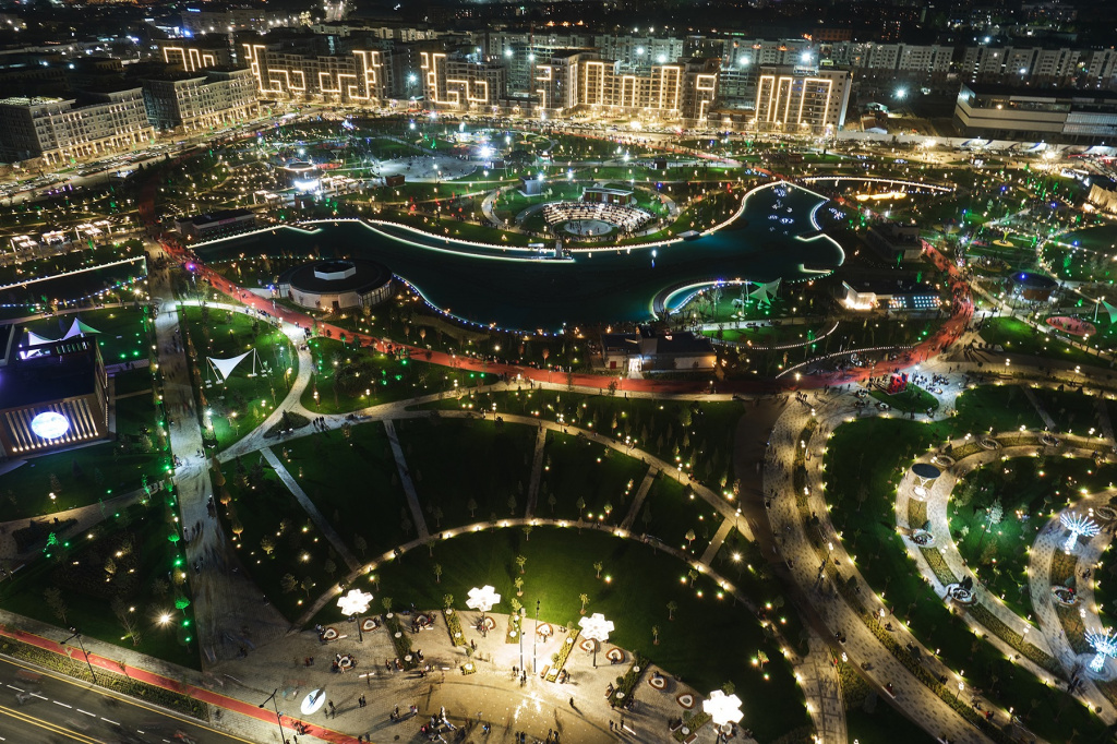 Tashkent_City_Park_at_night_2019.jpg